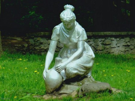 Девушка с кувшином в парке Кисловодск