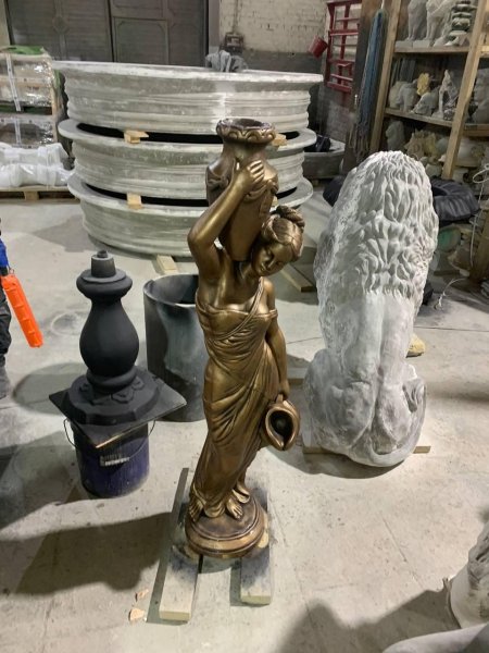 Девушка с кувшином скульптура