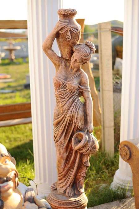 Скульптура женщины с кувшином