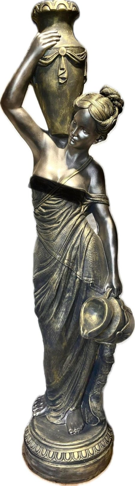 Скульптура женщины с кувшином