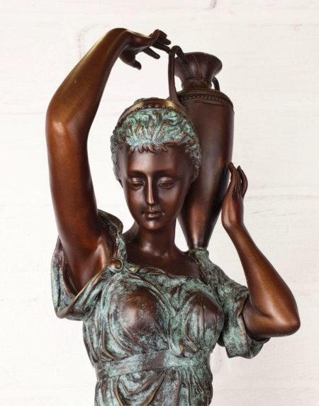 Статуя девушка с кувшином