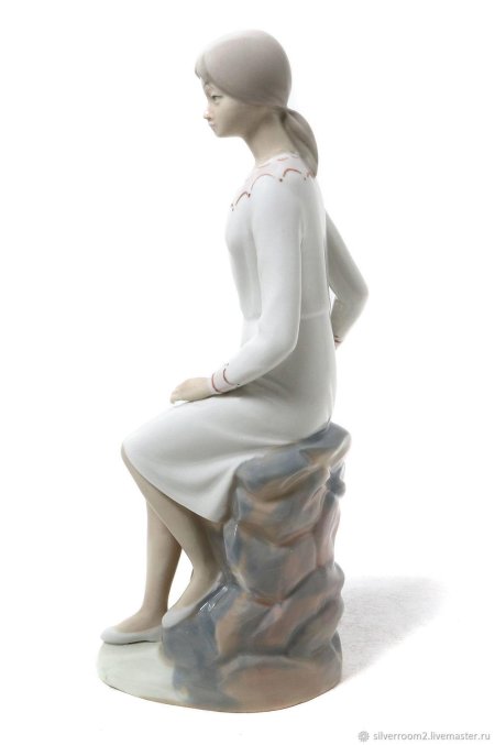 Статуэтка девушка с кувшином