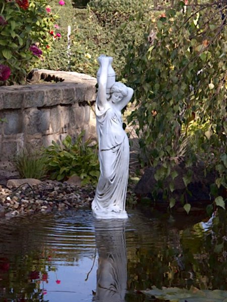 Садовая скульптура "девушка с кувшином" высота 140*43 см