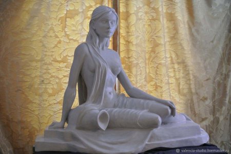 Скульптура девушки