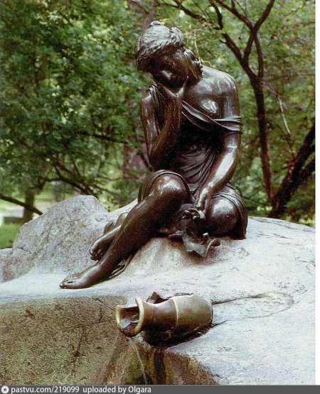 Фонтан девушка с кувшином в Екатерининском парке