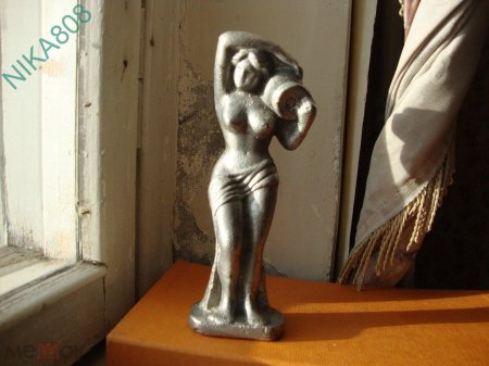 Статуэтка женщина с кувшином