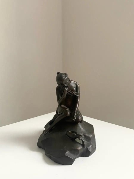 Девушка с разбитым кувшином статуэтка