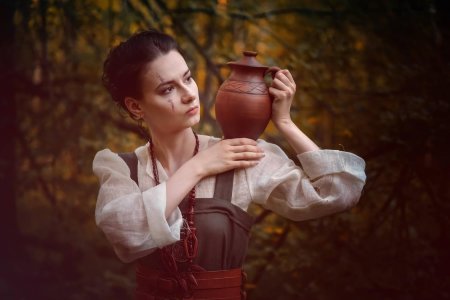 Девушка с кувшином