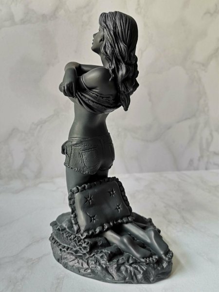 Фигурка девушка