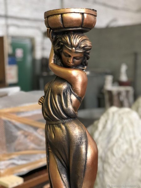 Статуя Афродиты с кувшином