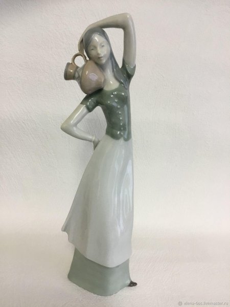 Статуэтка девушка с цветами