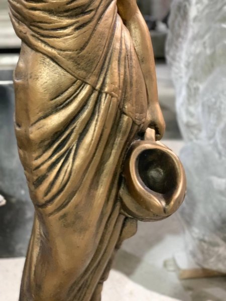 Статуя гречанка с кувшином