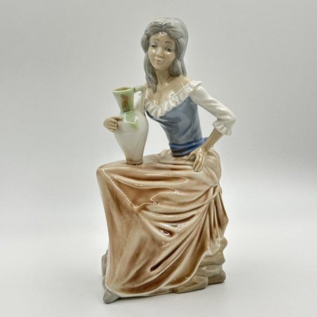 Статуэтки девушек из фарфора