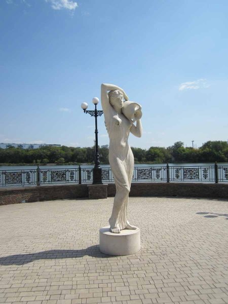 Шукач статуя девушки с кувшином парк Щербакова