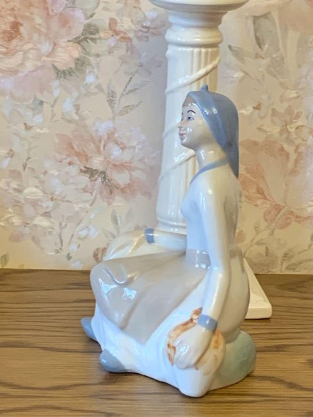 Фарфоровая статуэтка