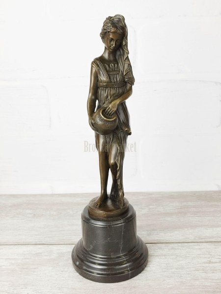 Девушка с кувшином скульптура