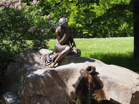 Фонтан девушка с кувшином парк Горького