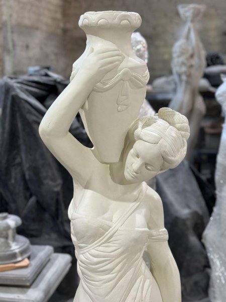 Скульптура девочки