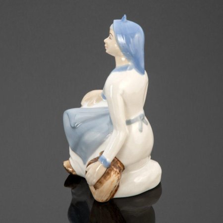 Статуэтка вышивальщица гжель