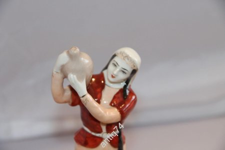 Фарфор девушка с кувшином