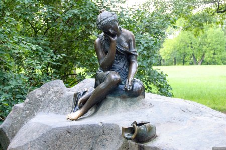 Памятник девушка с кувшином в Царском селе