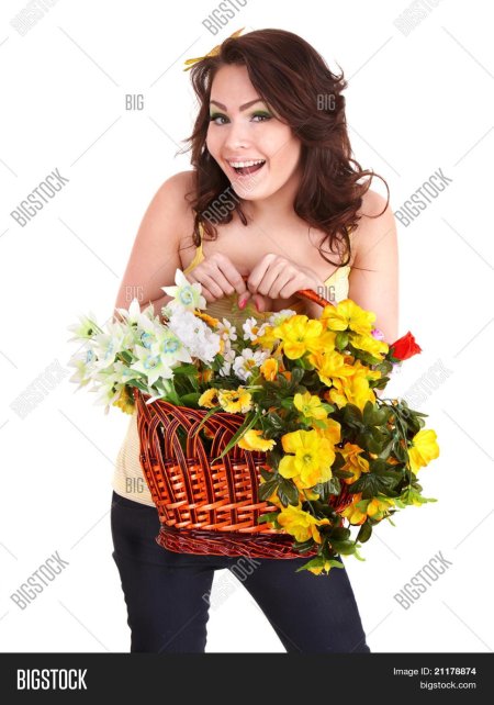 Девушка держит корзину с цветами