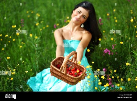 Девочка с корзинкой клубники