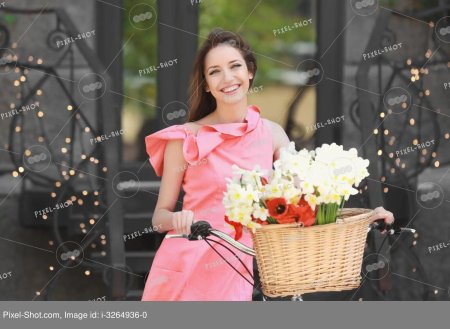 Женщина с корзиной цветов