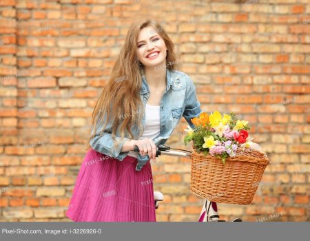 Девушка с велосипедом