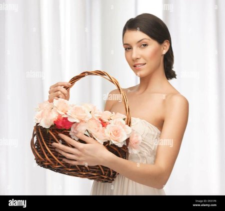Девушка с корзинкой