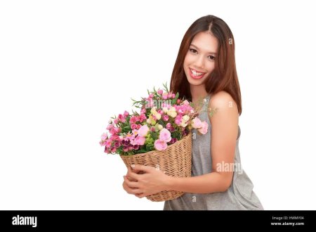 Девушка держит корзину