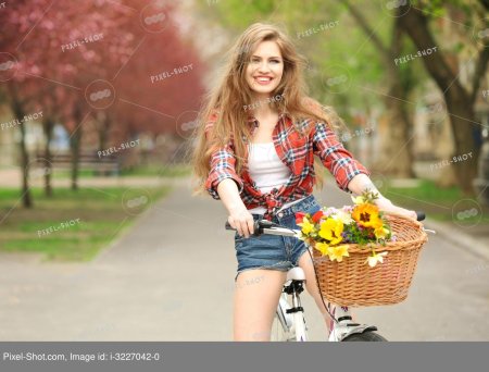 Девушка на велосипеде