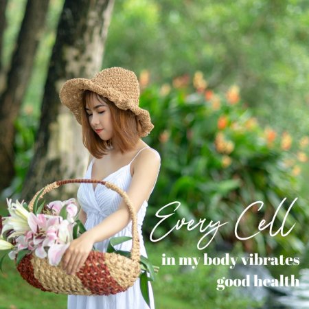 Девушка с корзинкой