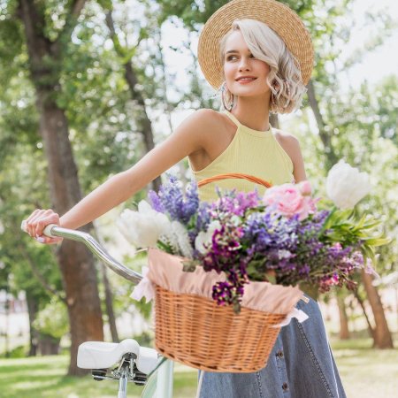 Велосипед с корзиной цветов