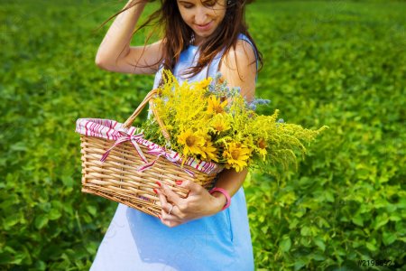 Девушка держит корзинку