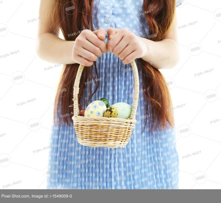 Девушка с корзинкой в руках