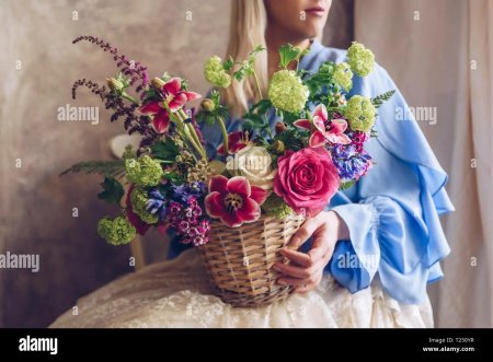 Девушка с корзинкой цветов