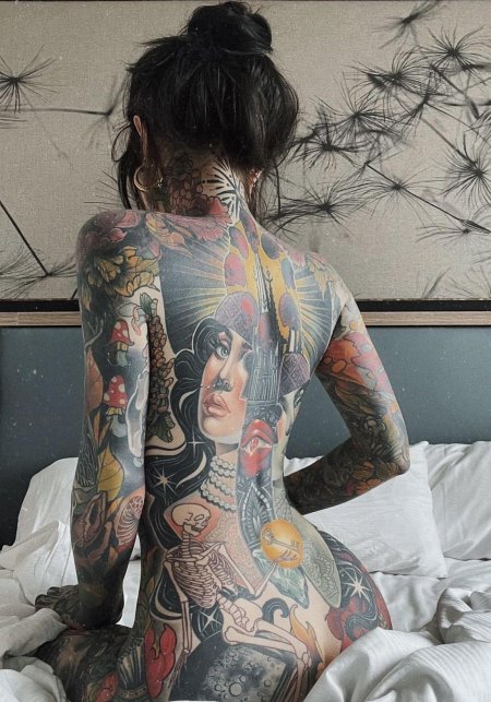 Женщина с татуировками