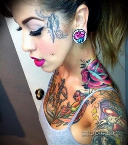 Девушка с татуированным лицом