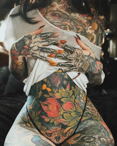 Татуированная девушка