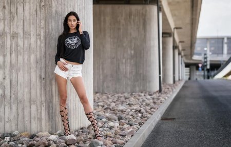 Красивая девушка в шортах