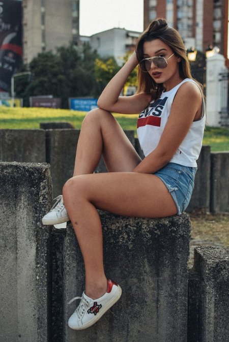 Девушка в шортах