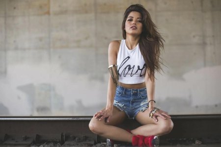 Джесси Марие в шортиках