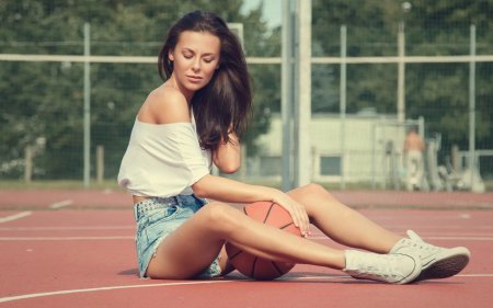 Девушка в шортах