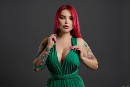 Девушка с красными волосами