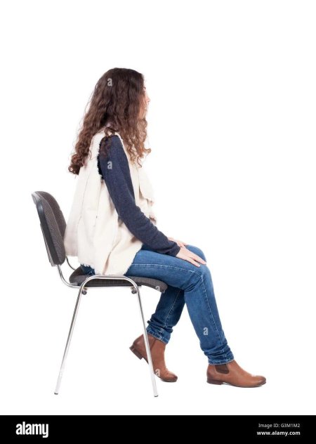 Женщина сидит боком