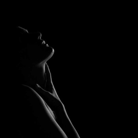 Женский силуэт в темноте
