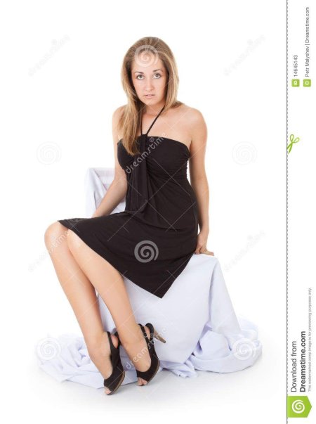 Сидячая девушка