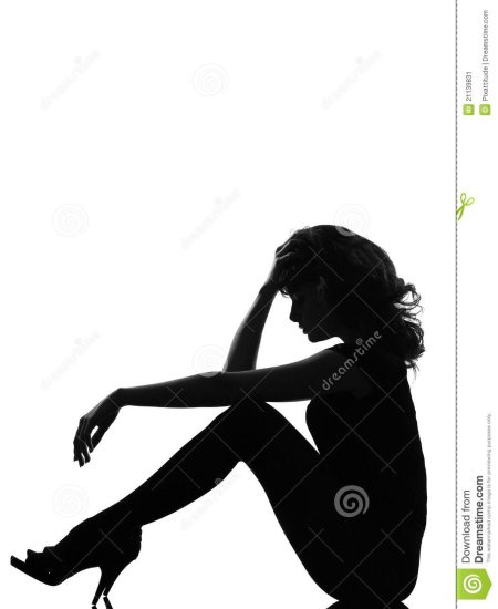 Силуэт сидящей девушки