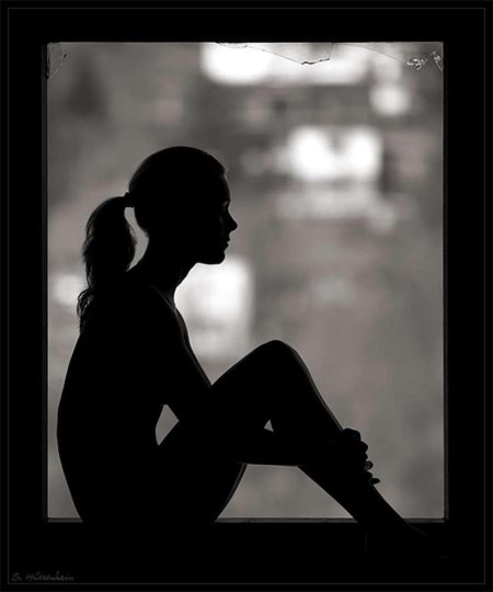 Женский силуэт в окне
